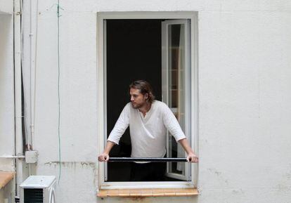Jaime Olías fotografiado en su domicilio madrileño por su compañero de piso.
