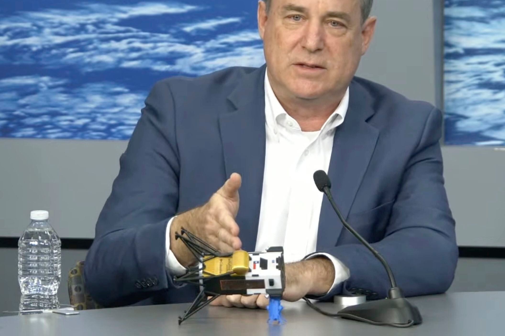 En esta imagen de vídeo facilitada por la NASA, Steve Altemus, consejero delegado y cofundador de Intuitive Machines, describe cómo se cree que la nave espacial 'Odiseo' de la empresa aterrizó en la superficie de la Luna, durante una rueda de prensa en Houston el viernes 23 de febrero de 2024.