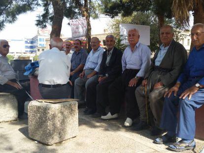 Grupo de jubilados kurdos en la plaza de Bardarkisara, en Suleymaniya, este jueves.