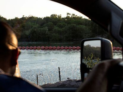 El capitán Luis González mira hacia una barrera de boyas de colocada en el río Grande, cerca de Eagle Pass, Texas (EE.UU), el 11 de julio 2023.