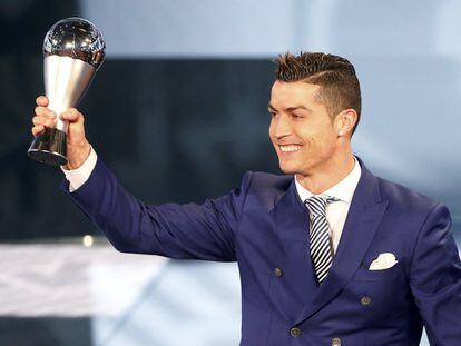 Cristiano Ronaldo, primer futbolista en ganar el premio The Best de la FIFA. 