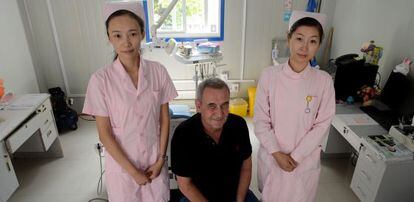 El doctor Pablo Furelos, en su consulta del Hospital Shanghai Pudong Charity.