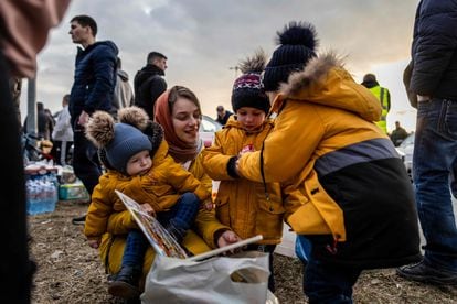 NIños ucranios reciben regalos tras cruzar la frontera de Polonia. 