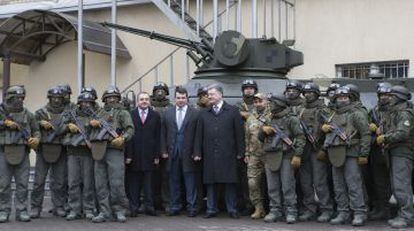 Poroshenko (centro), con el equipo de la Oficina Nacional contra la Corrupción.