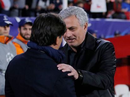 Mourinho saluda a Montella al inicio del partido. 