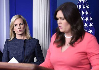 Kirstjen Nielsen y Sarah Huckabee Sanders, la semana pasada en la Casa Blanca