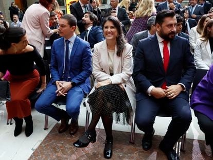 La diputada de Más Madrid en la Asamblea Manuela Bergerot, entre Juan Lobato (PSOE) y Carlos Díaz Pache (PP), en el acto de homenaje a la Constitución Española el pasado 4 de diciembre.