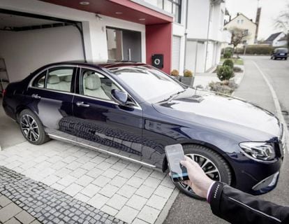 Lo mismo que desde dentro, pero desde fuera. Y con el móvil en lugar del volante. El coche se maniobra desde el teléfono con una aplicación para aparcarlo a distancia, por ejemplo en garajes o plazas estrechas que apenas dejan sitio para abrir la puerta. Sirve también para conductores de edad avanzada o movilidad reducida con dificultades para maniobrar.