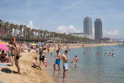 Turistas y locales se bañaban en la playa de la Barceloneta, en Barcelona, el miércoles.
