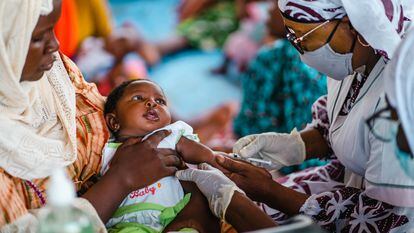Manjilata Mohamed, de tres meses, recibe una vacuna en el Centro de Salud Comunitario de Sosso-Koïra, en Malí.