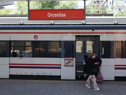 Pasajeros en el andén de la estación de Cercanías de Orcasitas (Madrid). 