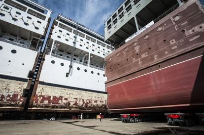 La nueva secci&oacute;n del barco, que pesa 2.200 toneladas, es remolcada hasta la l&iacute;nea de corte, donde ser&aacute; insertada.