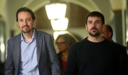 Pablo Iglesias y Ram&oacute;n Espinar a su llegada a una reuni&oacute;n de Unidos Podemos y confluencias en el Senado.