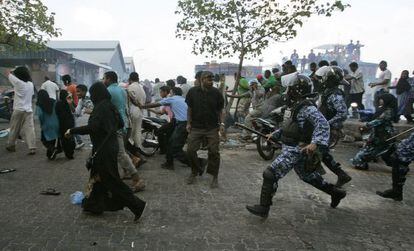 Policías persiguen a simpatizantes del expresidente Mohamed Nasheed, en Maldivas.