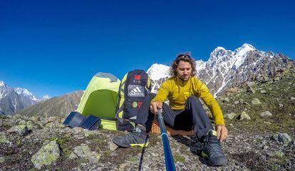 Girard combina el parapente, el trekking y la acampada en sus aventuras