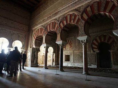 Un grupo de turistas, en el Salón Rico de Medina Azahara, cuya restauración comenzará en un mes.