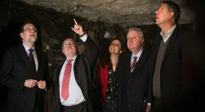 De izquierda a derecha, Mariano Rajoy, Jos&eacute; Luis Bonet, Andrea Levy, Pedro Ferrer y Xavier Garc&iacute;a Albiol, durante la visita.