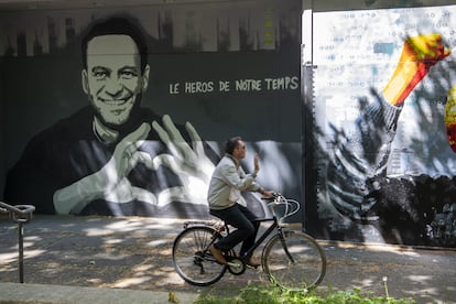 Grafiti con el rostro de Navalni y el lema "el héroe de nuestro tiempo", en el centro de Ginebra el martes. 