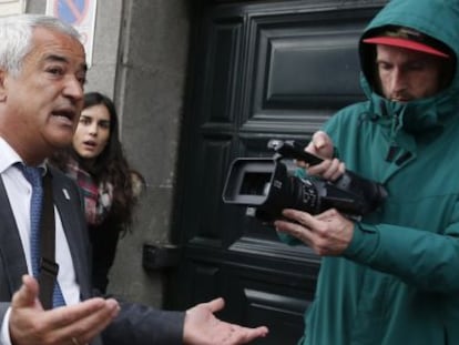 El presidente de la Asociaci&oacute;n de Usuarios de Servicios Bancarios (Ausbanc), Luis Pineda (i), a su llegada a la sede de Ausbanc en la calle Marqu&eacute;s Urquijo de Madrid, donde se ha practicado un registro por los agentes de la Polic&iacute;a Nacional, tras haber sido detenido, en la estaci&oacute;n de Atocha de Madrid cuando se bajaba del AVE procedente de Sevilla, por su presunta implicaci&oacute;n en una supuesta trama de extorsi&oacute;n a bancos en la que estar&iacute;a involucrado el m&aacute;ximo responsable del sindicato de funcionarios Manos Limpias, Miguel Bernard, arrestado esta ma&ntilde;ana. EFE/&Aacute;ngel D&iacute;az