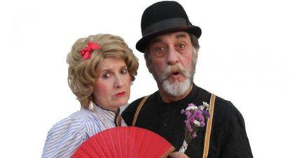 Los actores Itziar Lazcano y Ramón Barea, ataviados para interpretar a los personajes de 'Hoy, última función'.