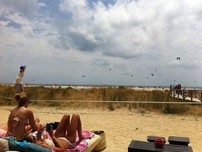 Dos mujeres toman el sol en la playa de los Lances en Tarifa, Cádiz
