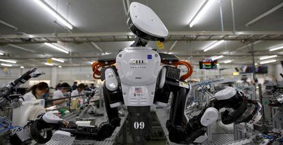 Un robot humanoide trabaja en una f&aacute;brica de Glory Ltd., en el norte de Tokio (Jap&oacute;n).
