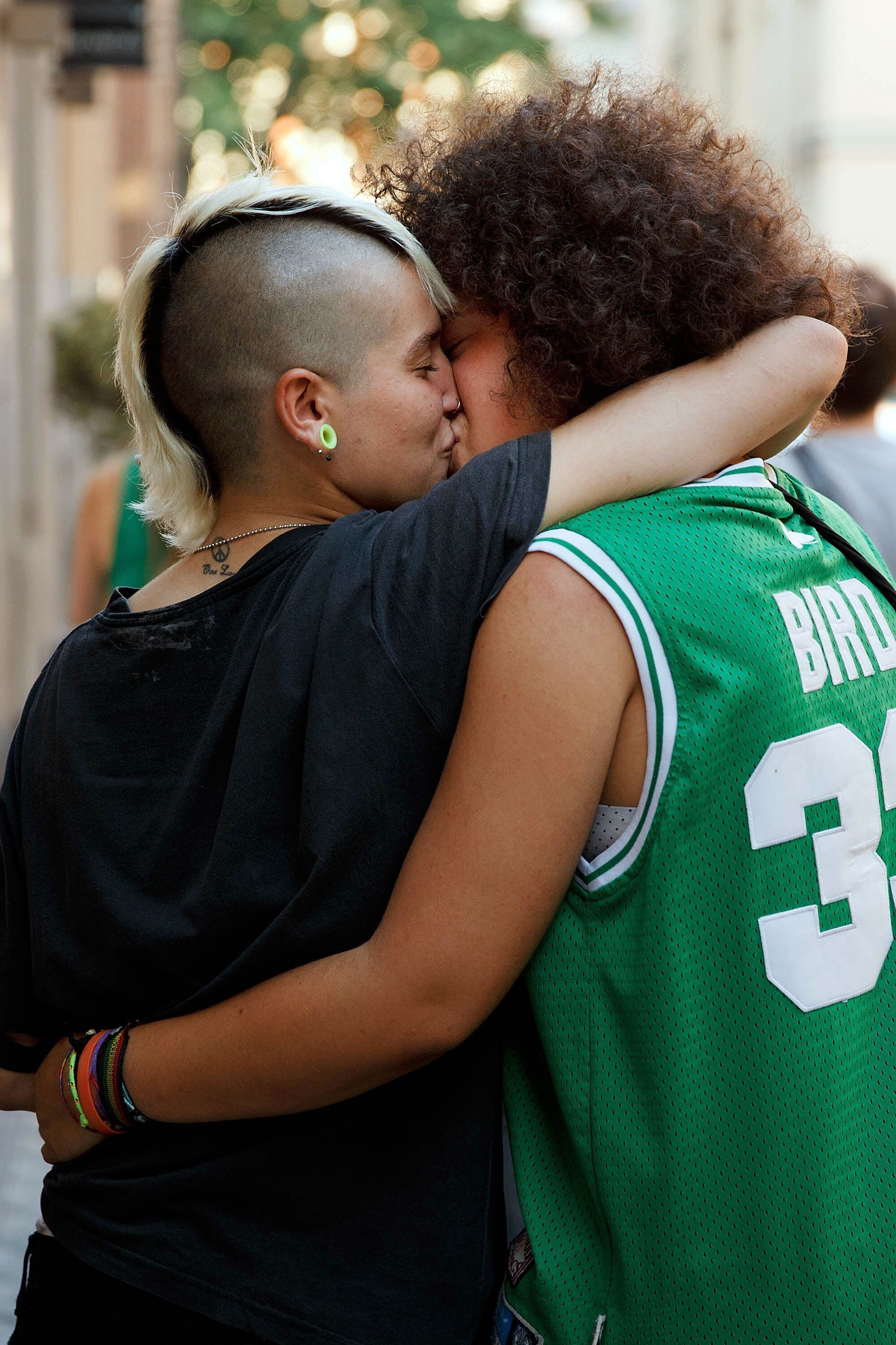 Dos mujeres se besan en el centro de Madrid en julio de 2014.