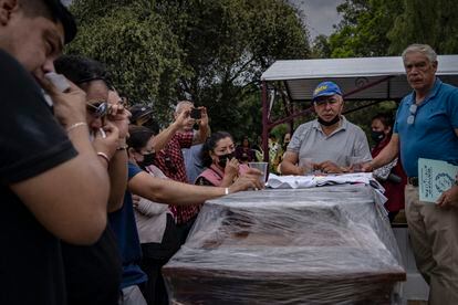 Familiares y amigos dan el último adiós al joven de 31 años, Daniel Picazo, en el panteón San Nicolás Tolentino, en Iztapalapa, Ciudad de México, el 13 de junio de 2022. 