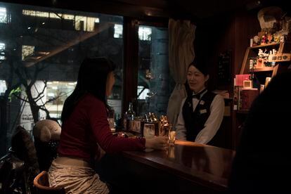 Interior del Tenderly Bar, en el popular distrito de Omori, en Tokio, Japón.