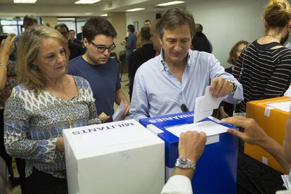 Josep Pujol votant a les prim&agrave;ries de CDC amb Helena Rakosnik al costat. 