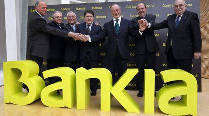 Los responsables de las siete cajas que formaron Bankia. Rodrigo rato, que fue presidente del conglomerado, en el centro de la imagen