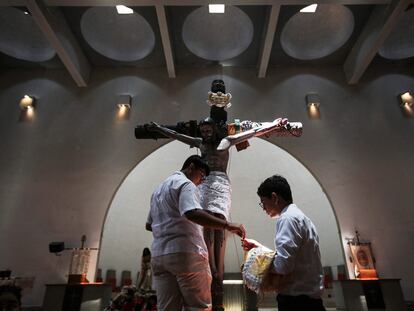 Dos jóvenes preparan la cruz de la catedral de Managua (Nicaragua) para los festejos de Semana Santa, el pasado 7 de abril.