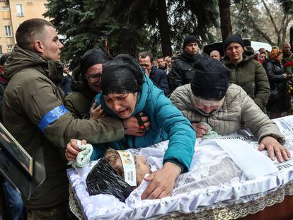 Familiares de un soldado ucranio que murió en Mikolaiv asisten al funeral celebrado en el cementerio de Odesa a finales de marzo.