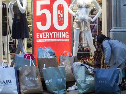 Una mujer va de compras durante el primer día de rebajas.