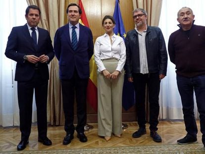 De izquierda a derecha en una imagen de 2021, Gerardo Cuerva (Cepyme); Antonio Garamendi (CEOE); Yolanda Díaz (Ministra de Trabajo); Unai Sordo (CC OO); y Pepe Álvarez (UGT).