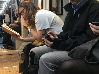 Al metro o l'autobús, enlloc de mirar els batecs de la vida, hom juga amb el mòbil.