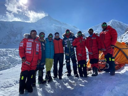 Alex Txikón y su equipo en el Manaslu.