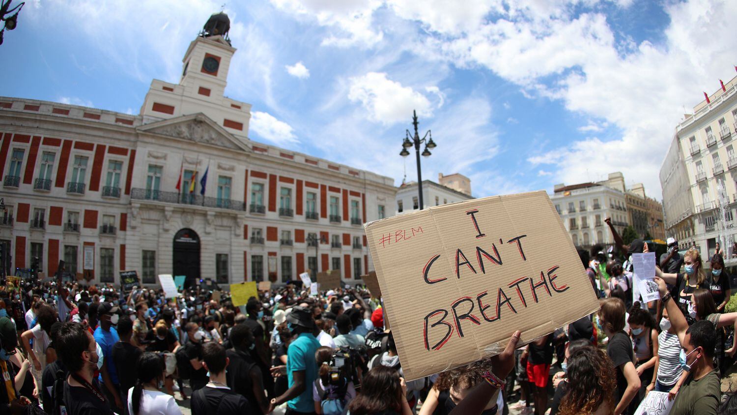 Manifestantes en la Puerta del Sol durante la concentración por la muerte del ciudadano afroamericano George Floyd. En vídeo, protestas contra el racismo en varias ciudades del mundo. FOTO: EFE | VÍDEO: EPV