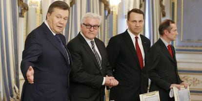 Viktor Yunuk&oacute;vich con tres ministros de Exteriores de la UE. 