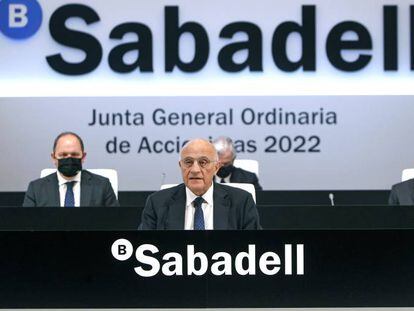 El presidente de Sabadell, Josep Oliu, durante la junta de accionistas celebrada hoy en Alicante.