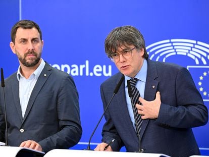 El expresidente catalán Carles Puigdemont (derecha) y el también eurodiputado Toni Comín en Brueslas, el pasado 5 de julio.