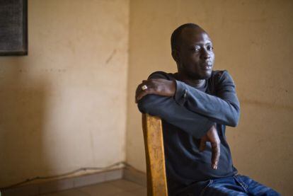 Samakoun Dembele. 33 años. Salió de la región de Kayes en Mali en 2004. Cruzó el desierto ocho veces. Dos de ellas llegó al CETI de Almería y otra al Sur de Italia. Pasó ocho meses en las cárceles de Libia. Un veterano de la ruta.