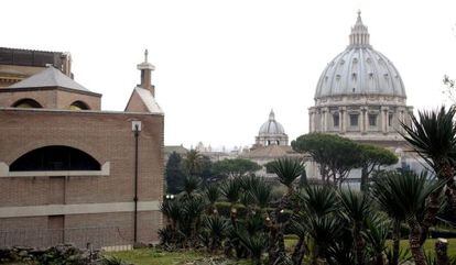 Vista del monasterio Mater Ecclesiae, la residencia que Benedicto XVI ha elegido para vivir tras su renuncia, y de la Basílica de San Pedro.