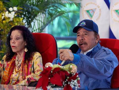 Daniel Ortega junto a Rosario Murillo durante un mensaje de televisión transmitido sobre las elecciones generales, en Managua, Nicaragua, el pasado domingo.