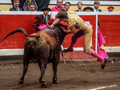 El diestro Juan Leal entra a matar al primero de su lote.