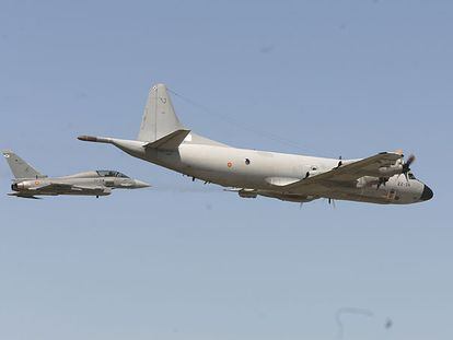 El Eurofighter Typhoon, o C-16, sobrevuela la base aérea de Morón de la Frontera junto al P3 Orión (a la derecha).