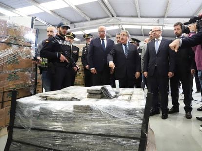 El ministro del Interior, Juan Ignacio Zoido ante el alijo de casi nueve toneladas de cocaína incautadas en el puerto de Algeciras (Cádiz).
