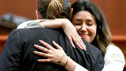 Johnny Depp abraza a su abogada Camille Vasquez tras el interrogatorio a Amber Heard en el juicio que se celebra en Farirfax (Virginia).
