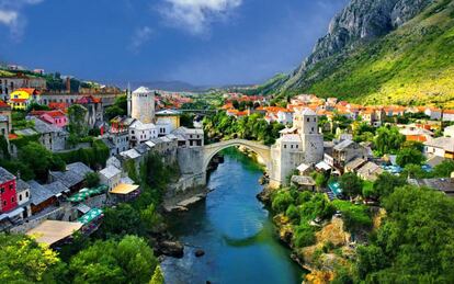 El puente Stari Most es el monumento más emblemático de Mostar, en Bosnia y Herzegovina.