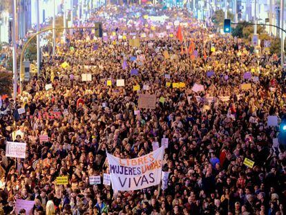 Manifestación por el 8 de marzo a su paso por la Gran Vía de Madrid.
